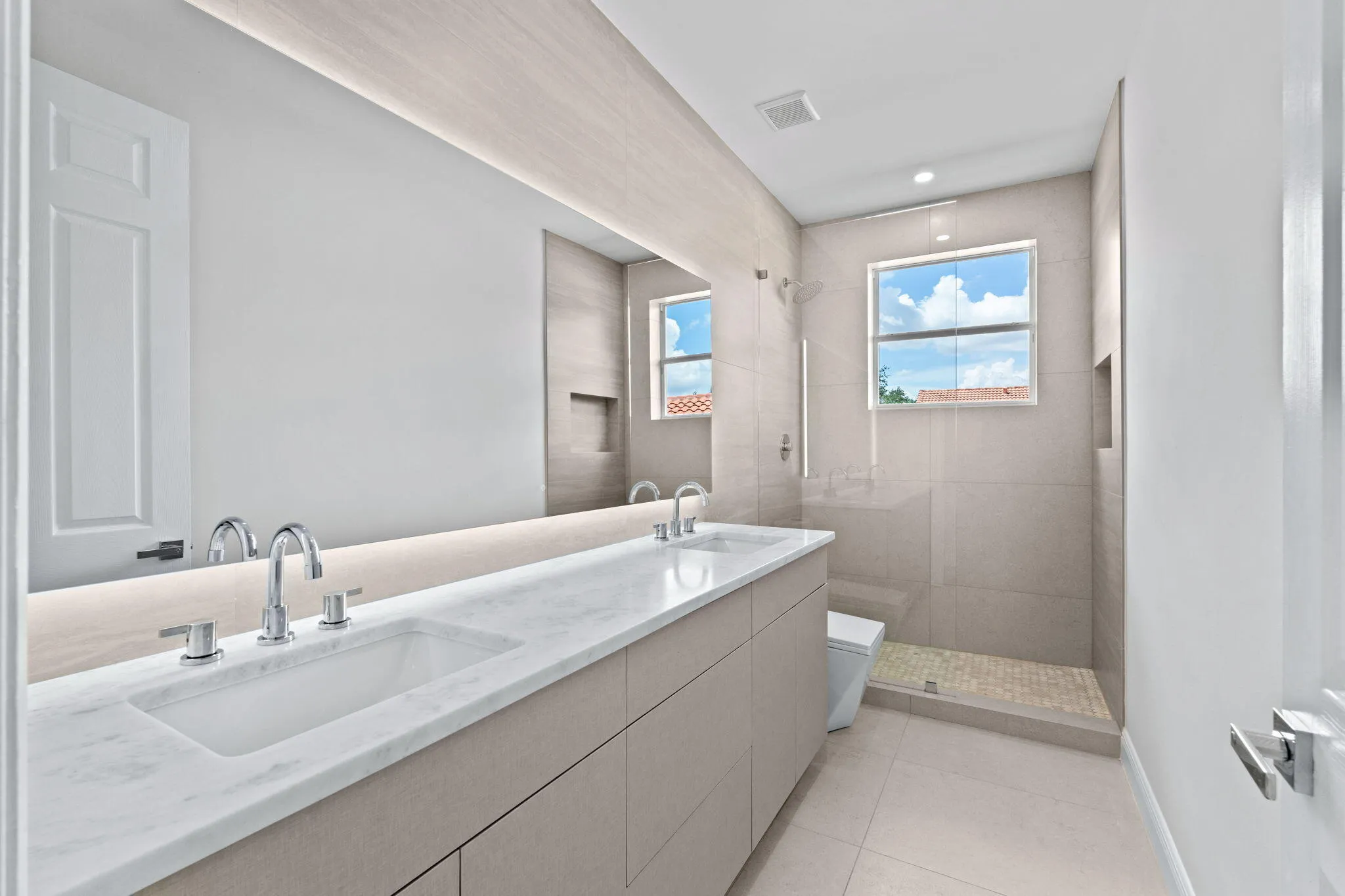 guest bath 1 (1st floor)