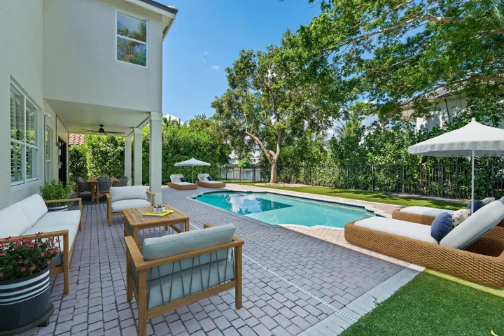 Virtually staged pool
