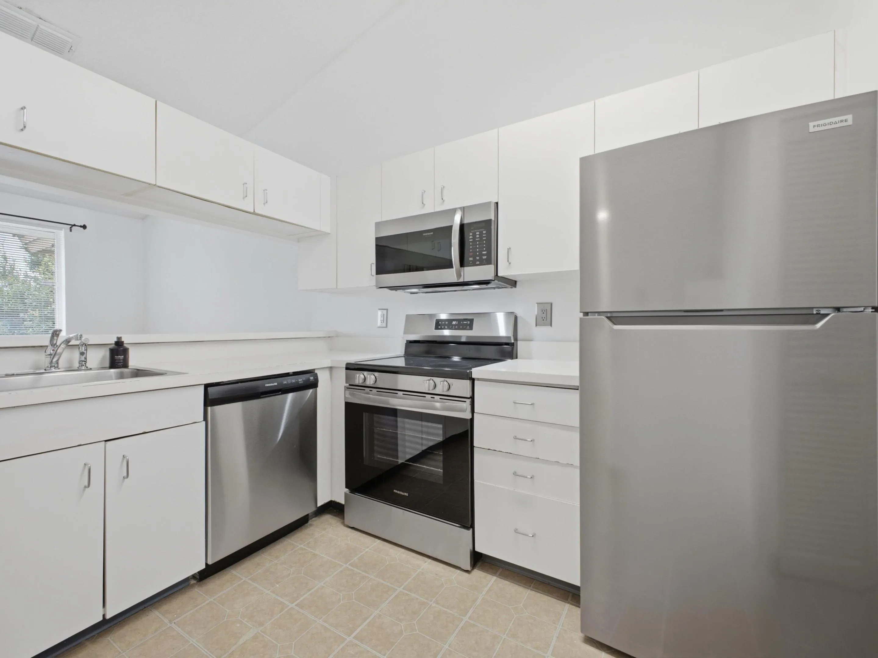 13215 Glenmoor Dr - Kitchen