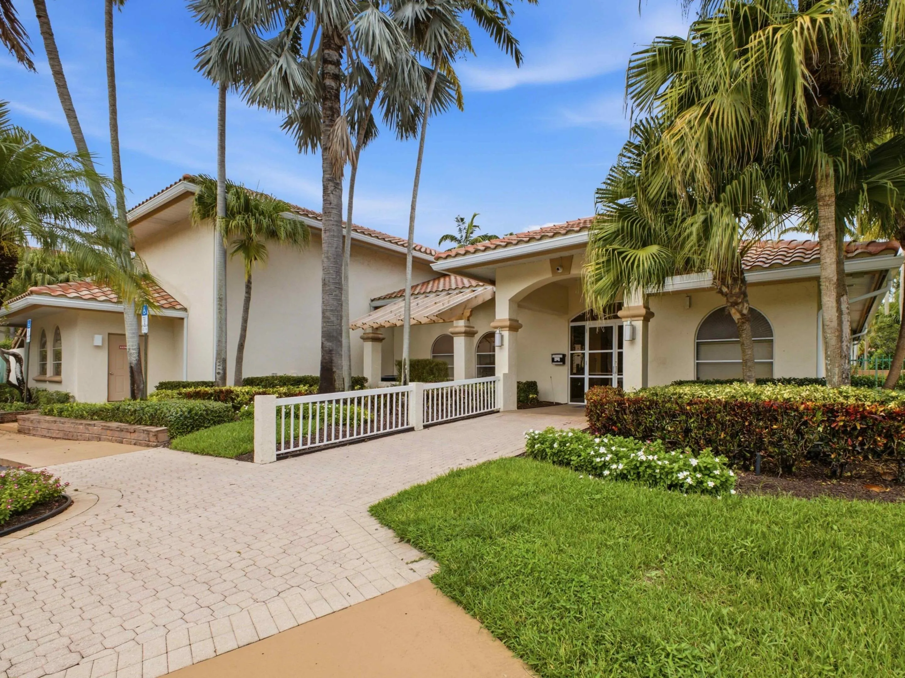 13215 Glenmoor Dr - Clubhouse Front