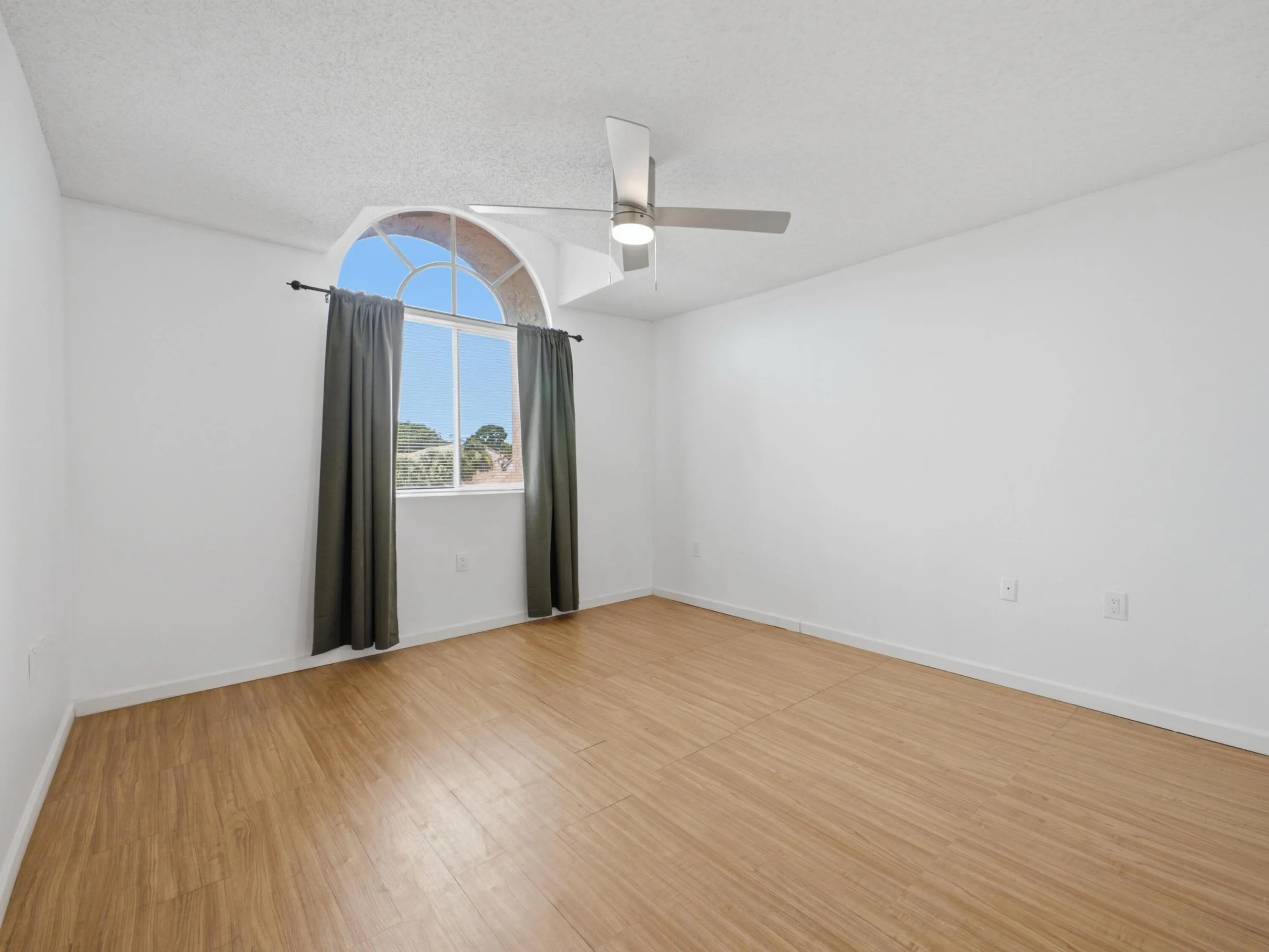 13215 Glenmoor Dr - Primary Bedroom