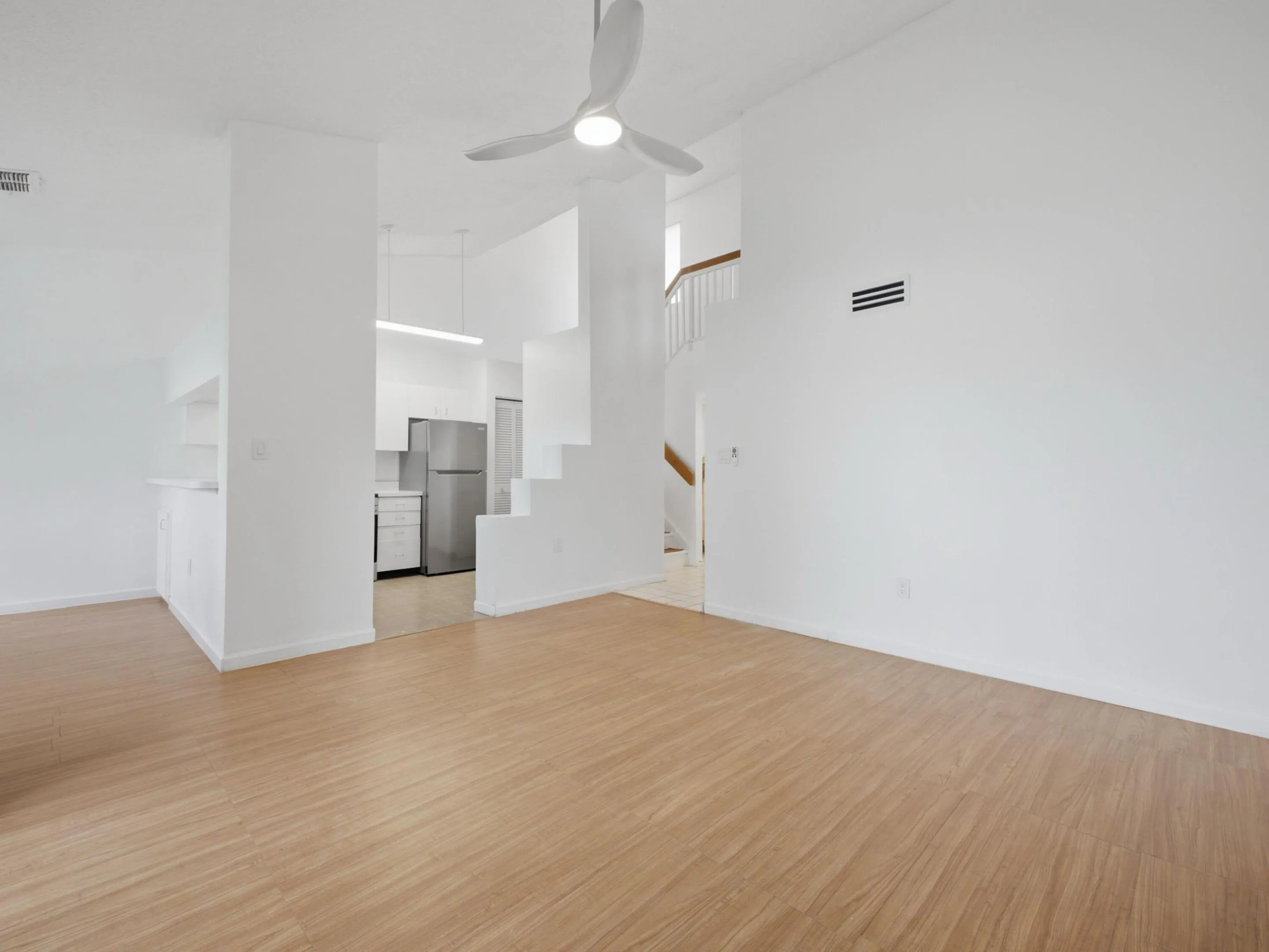 13215 Glenmoor Dr - Living Room