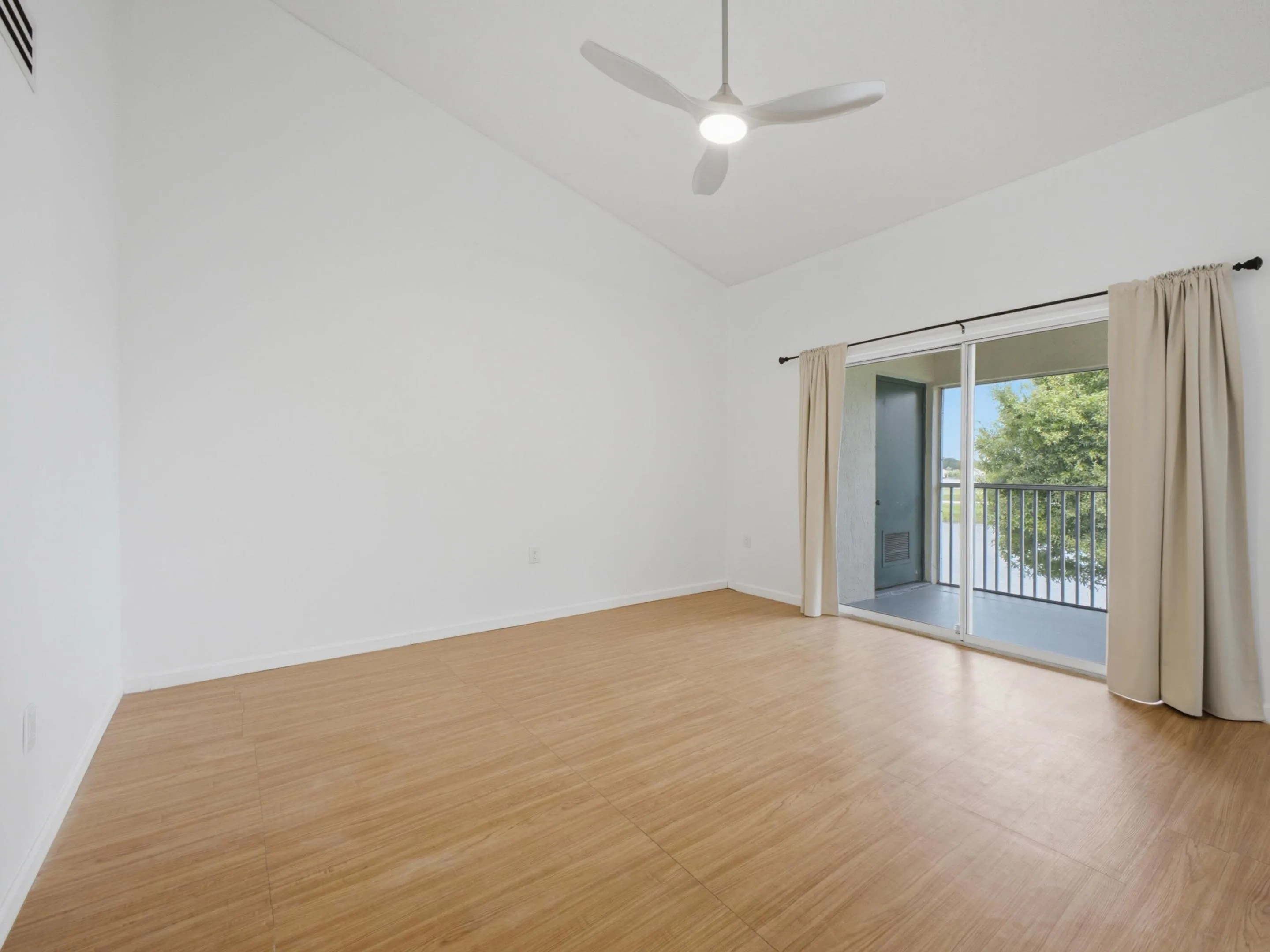 13215 Glenmoor Dr - Living Room
