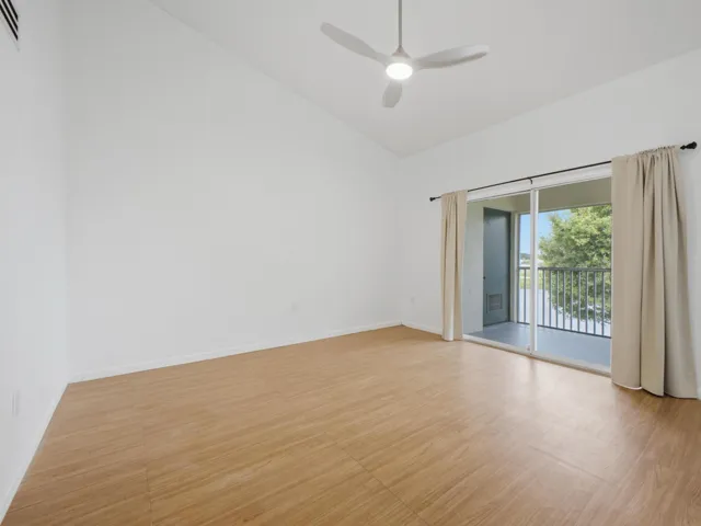 13215 Glenmoor Dr - Living Room