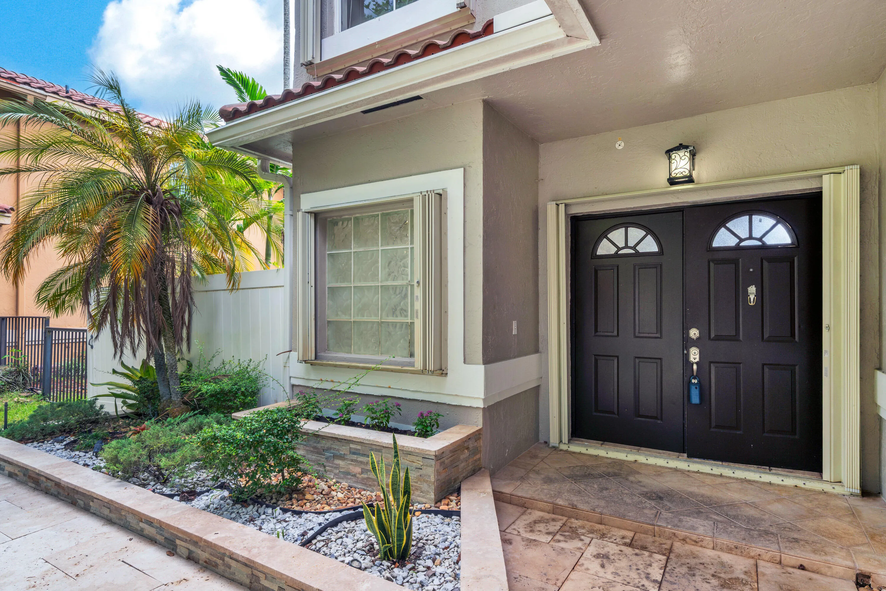 2 Exterior Front (6)