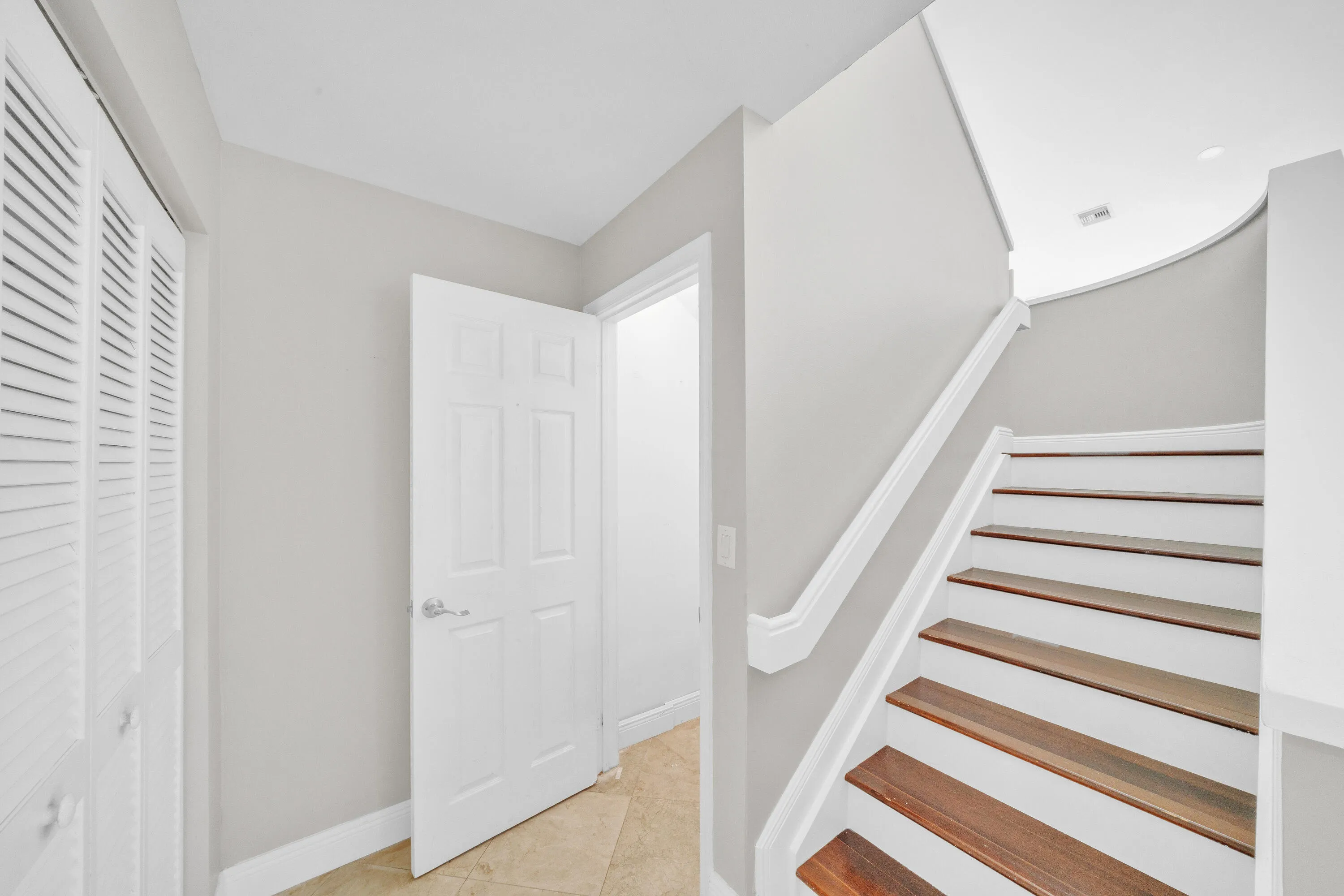 23 Stairwell (1)