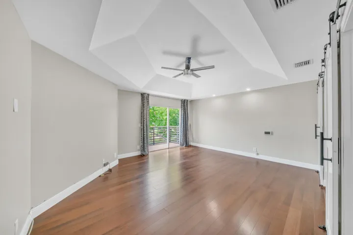 25 Primary Bedroom (2)