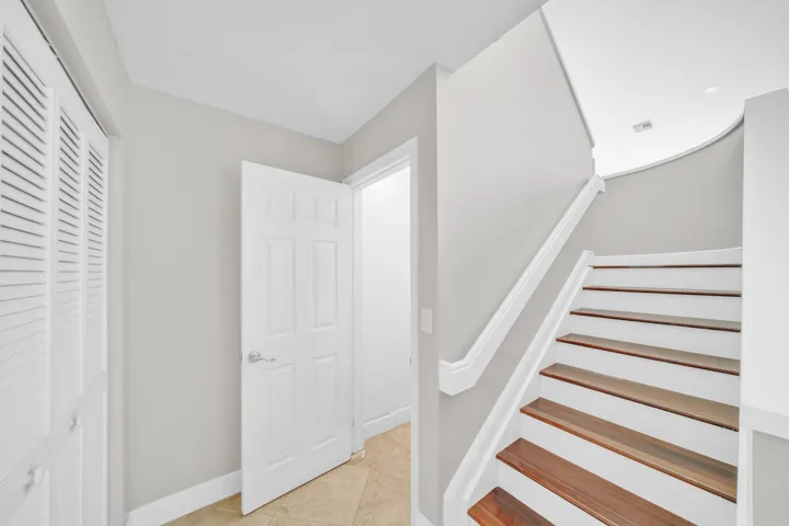23 Stairwell (1)