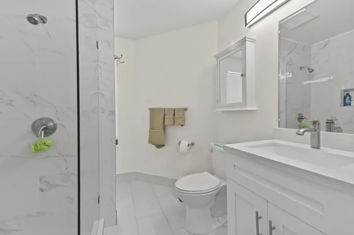 18 Bathroom 01