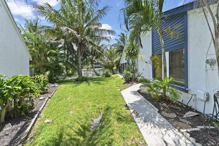 32 Backyard 02
