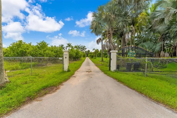 18.63 acre compound w handyman house