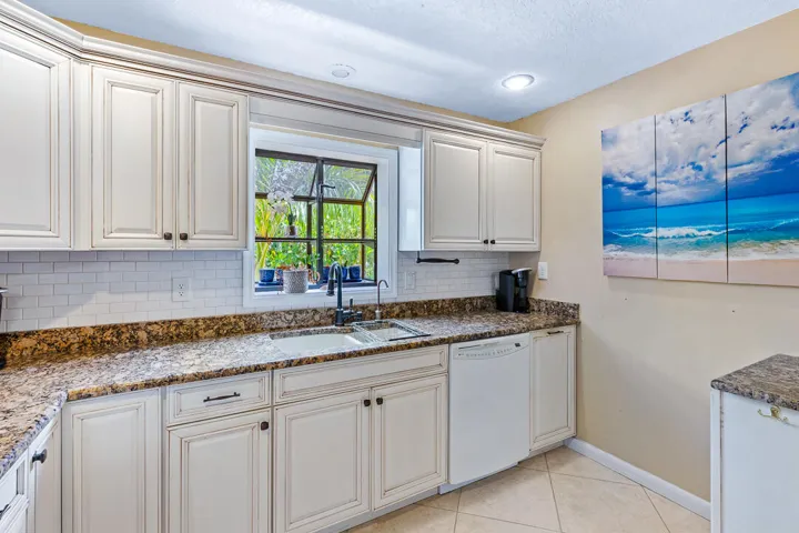 622 SW Pine Tree Lane-21