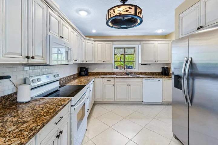622 SW Pine Tree Lane-20