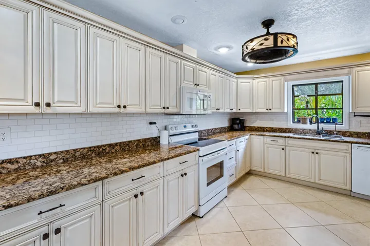 622 SW Pine Tree Lane-19