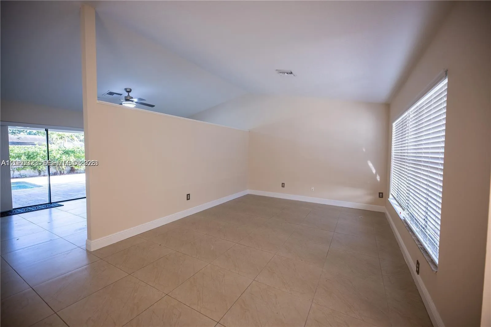 DINING/LIVING ROOM