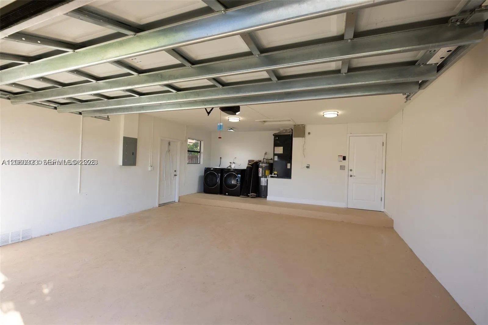 2 CAR GARAGE W/ LAUNDRY