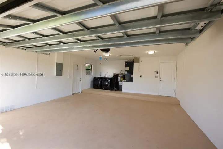 2 CAR GARAGE W/ LAUNDRY