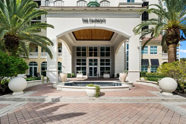 The Symphony’s main entrance & fountain courtyard create a welcoming arrival for residents & guests.