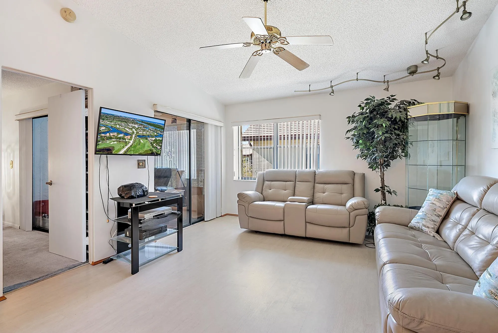 7633 Tahiti Ln 204-5