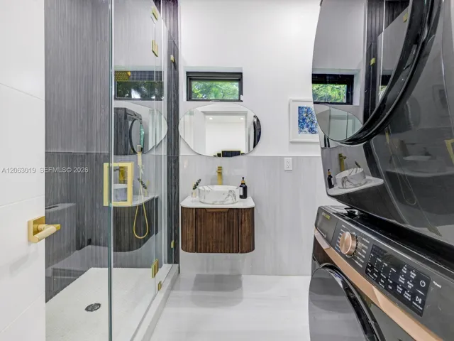 En-suite Bath for Bedroom #2