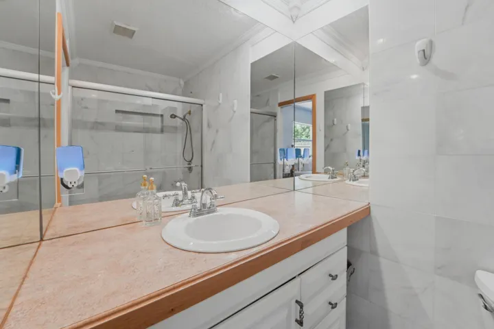 En-suit full bathroom