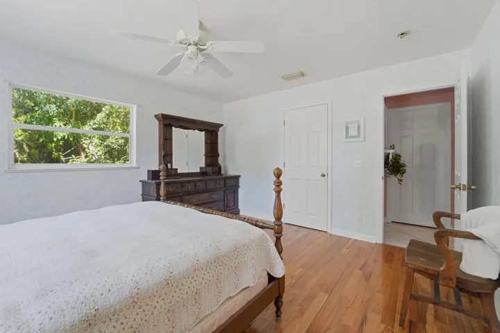 1st floor en-suit bedroom with full bathroom