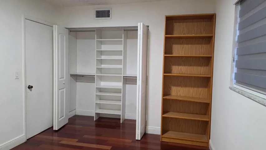 2 Bed closet