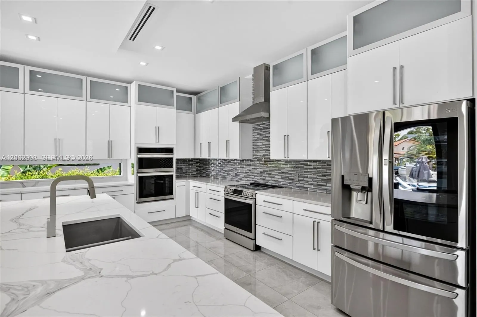 Chef's kitchen w/ counter seating, quartz waterfalls, 2 ovens, pot filler, tons of storage, KraftMaid cabinets