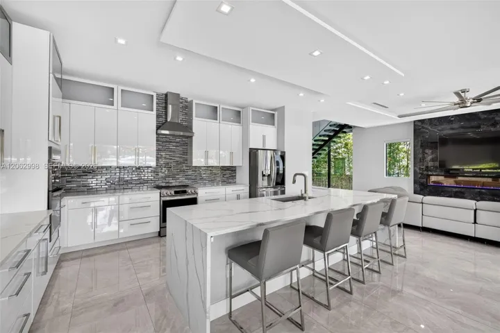 Chef's kitchen w/ counter seating, quartz waterfalls, 2 ovens, pot filler, tons of storage, KraftMaid cabinets