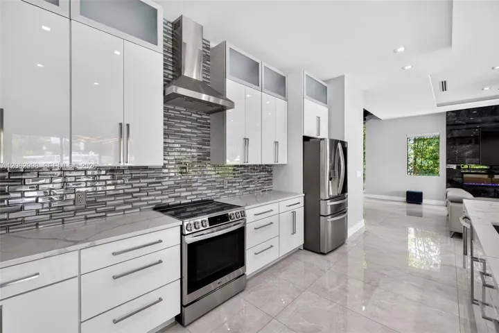 Chef's kitchen w/ counter seating, quartz waterfalls, 2 ovens, pot filler, tons of storage, KraftMaid cabinets