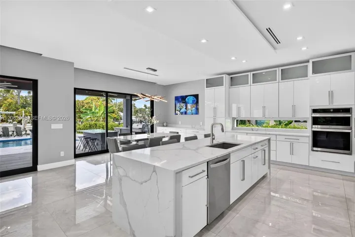 Chef's kitchen w/ counter seating, quartz waterfalls, 2 ovens, pot filler, tons of storage, KraftMaid cabinets