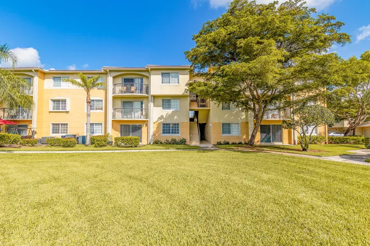 300 Crestwood Court (Backyard)