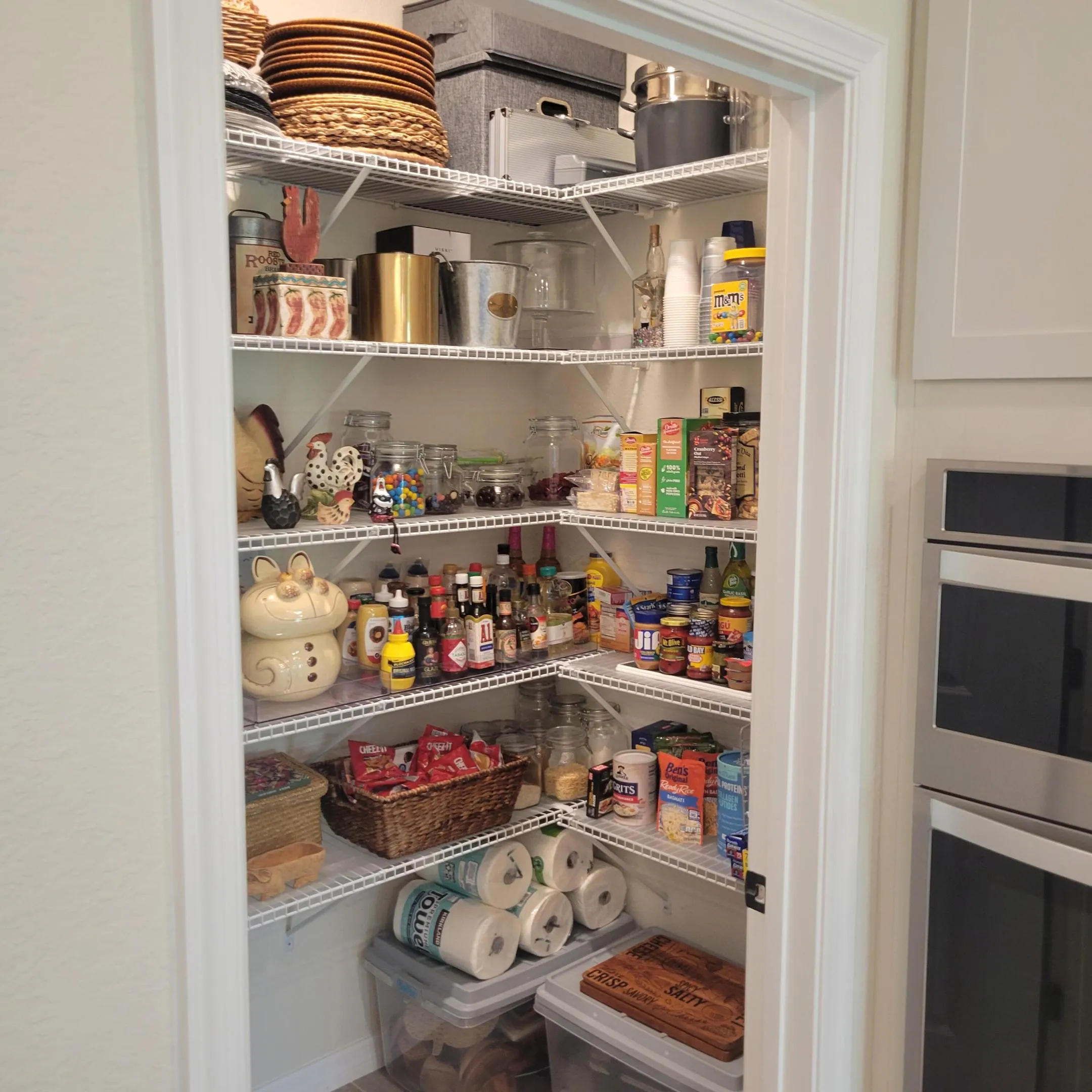 WALK IN SPACIOUS & ORGANIZED PANTRY