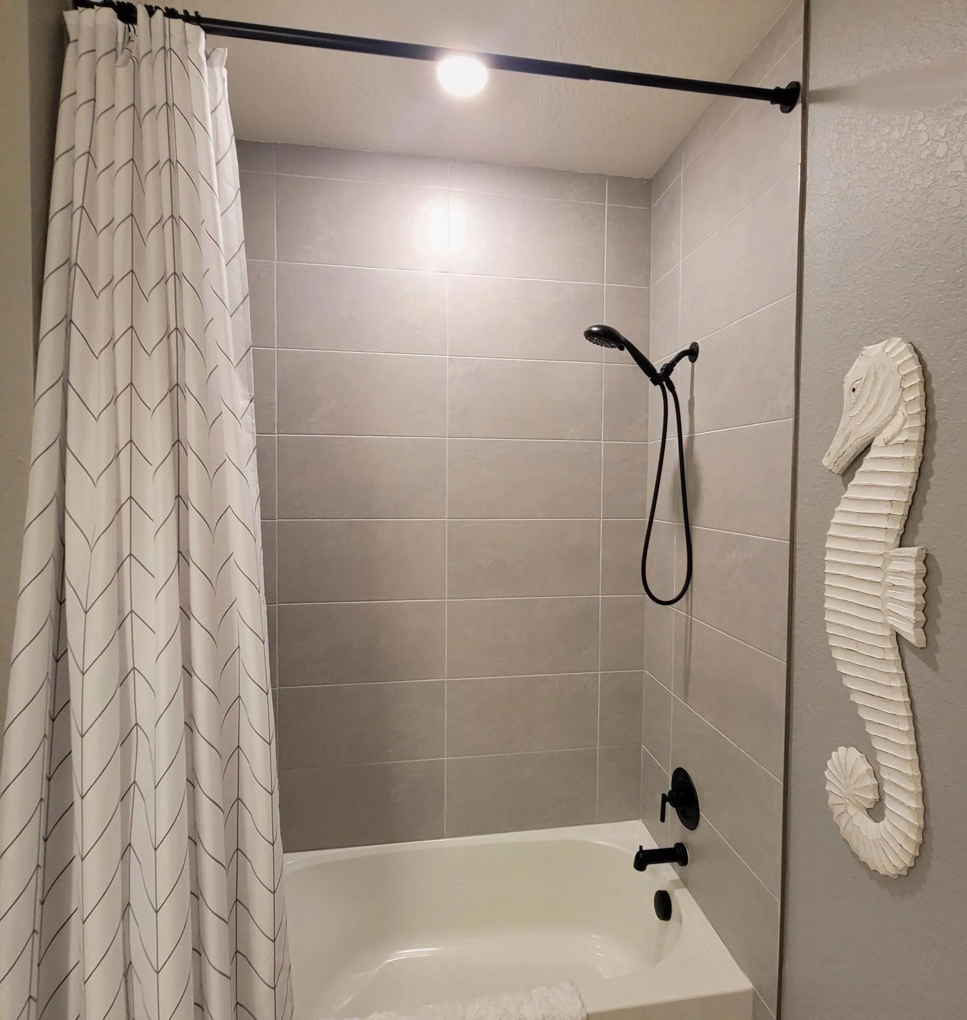 SOAKING TUB & SHOWER COMBINATION