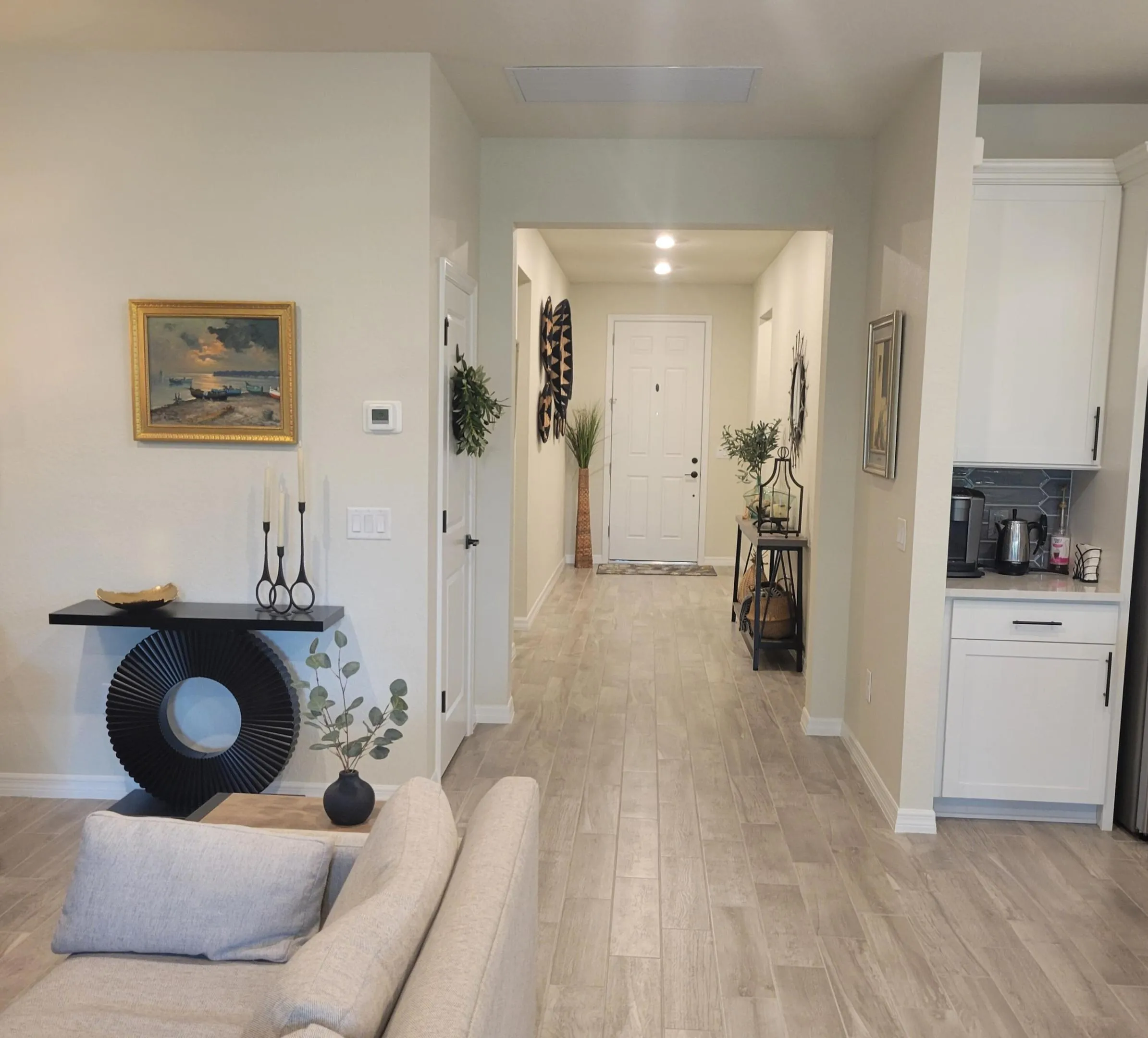 EXPANSIVE HALL SPLIT BEDROOM FLOOR PLAN