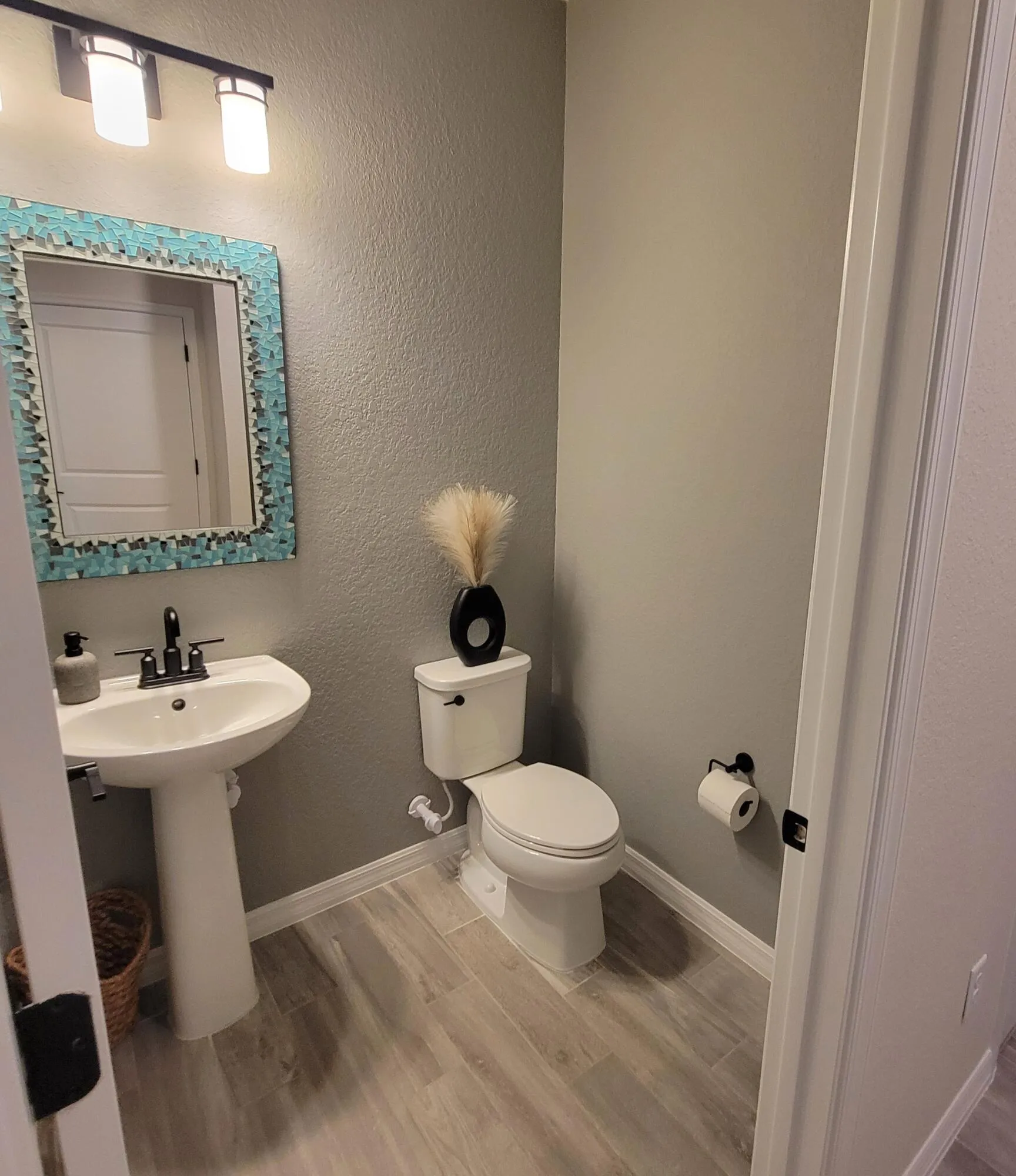 DECORATIVE PEDASTAL SINK