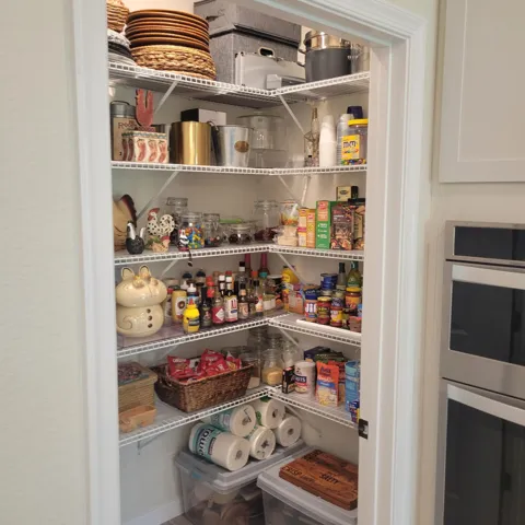 WALK IN SPACIOUS & ORGANIZED PANTRY