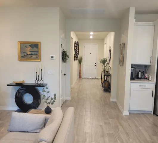 EXPANSIVE HALL SPLIT BEDROOM FLOOR PLAN