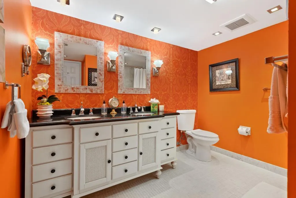 Spacious primary bath w/double sinks