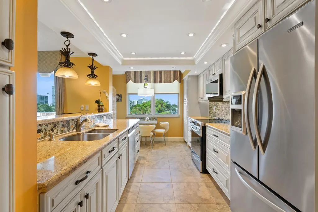 Open & bright kitchen w/granite counters, new range & microwave