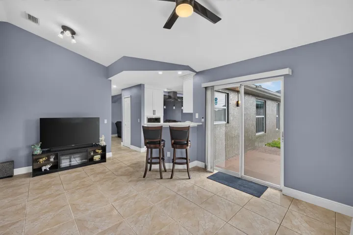 443 Southwest Homeland Rd-016