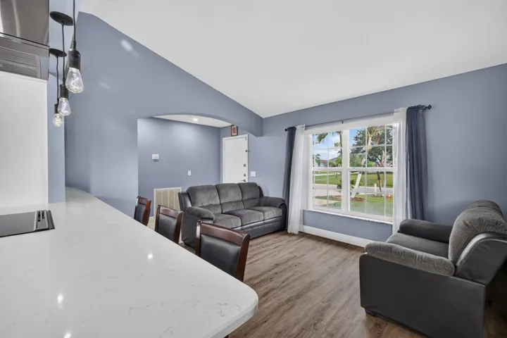 443 Southwest Homeland Rd-014