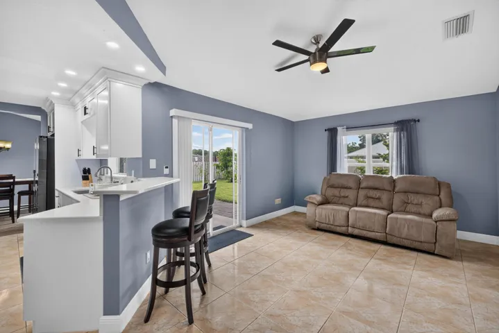 443 Southwest Homeland Rd-015