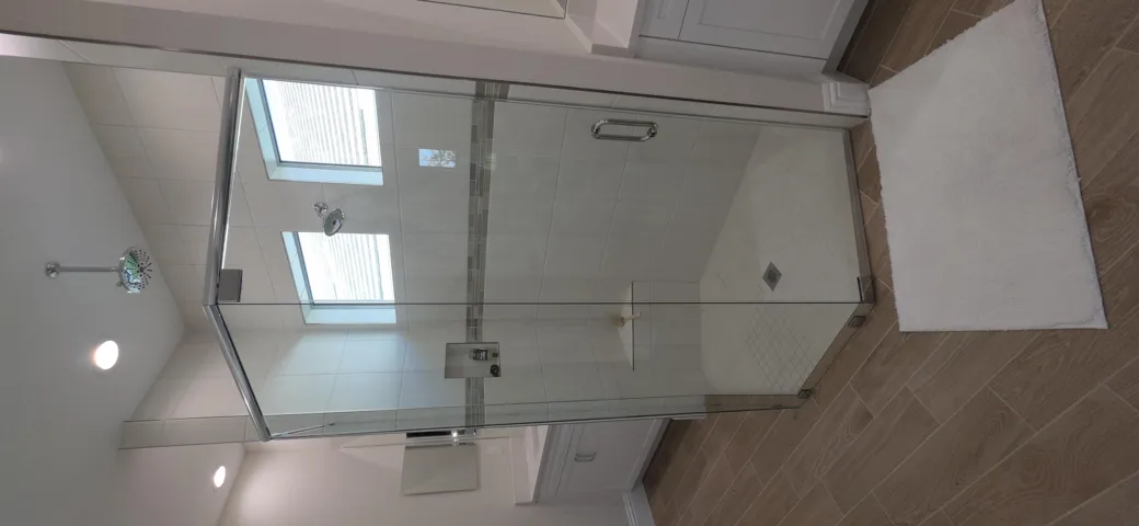 Main Bathroom 4