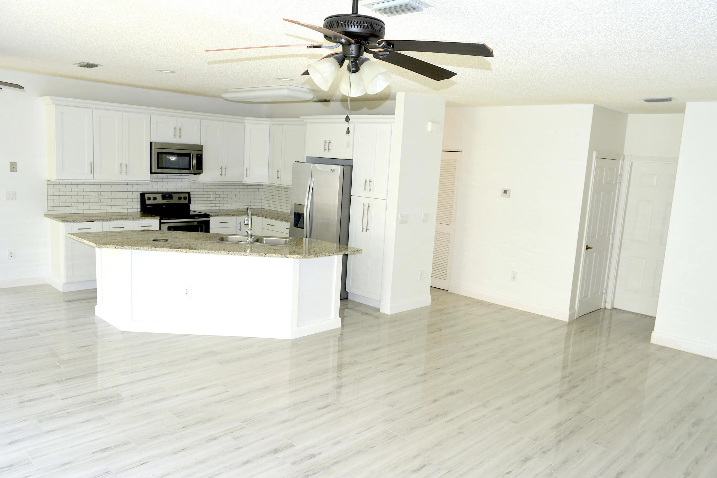 Family/Kitchen2