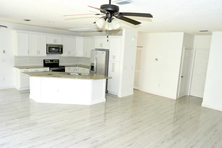 Family/Kitchen2