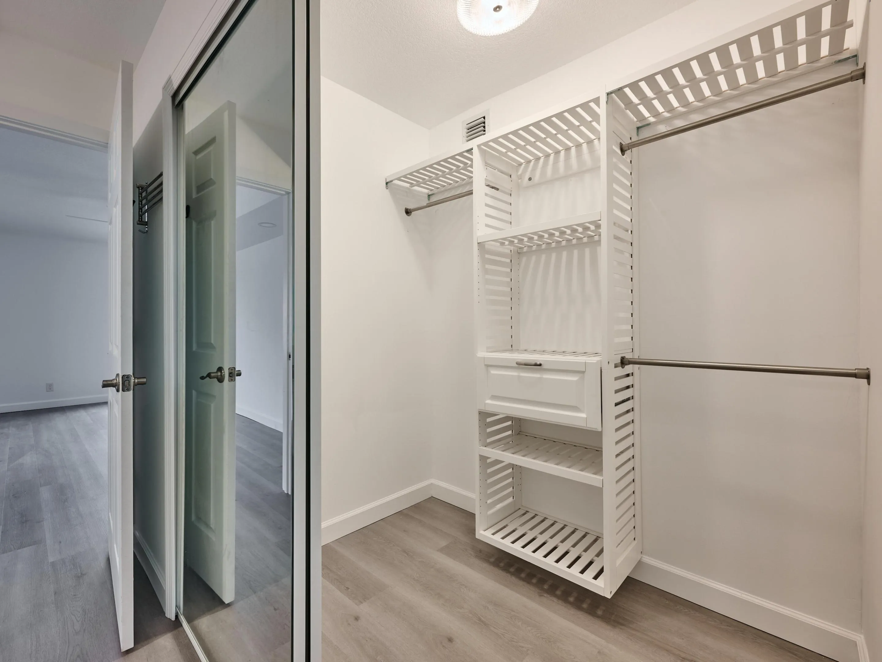 CUSTOM CLOSETS