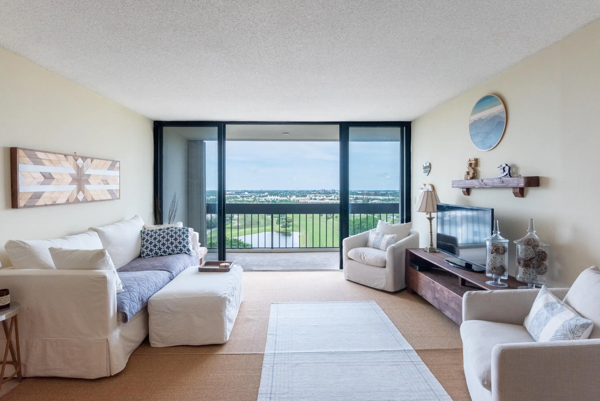 © Clark- 2400 Presidential Way 1505-009