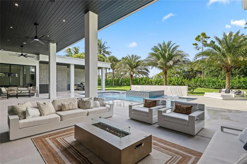 8795 valencia.jpg patio 2
