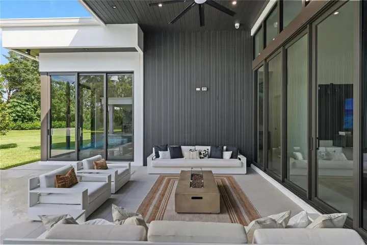 8795 valencia.jpg patio